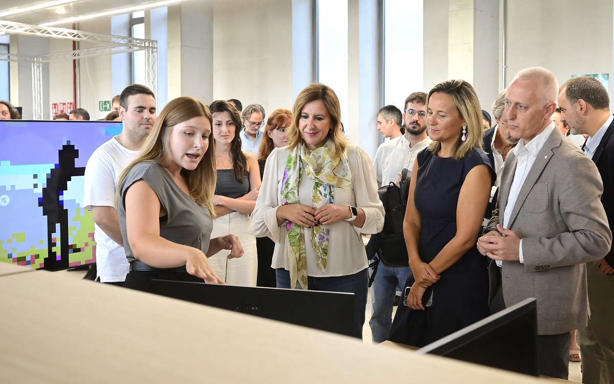 La alcaldesa de Valencia, María José Catalá, asiste a la inauguración del espacio Valencia Game City